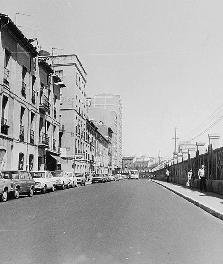 Imagen secundaria 2 - Fotograma aéreo del Campo Grande y de los conventos existentes junto al paseo de Filipinos / Los depósitos de gas ubicados junto a la plaza de Colón, en los años 70 del siglo XX / La calle de la Estación, en los años 80 del s. XX