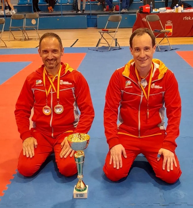 Óscar Botrán y Raúl Gómez con el primer premio de kárate