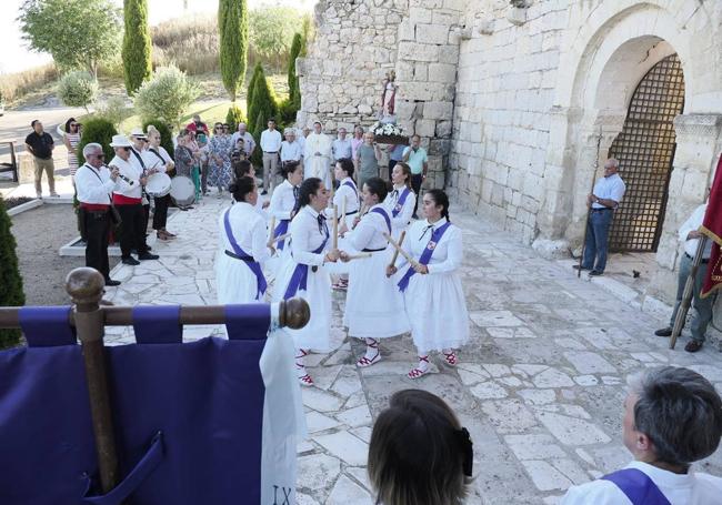 El grupo de danzas Nuevas Raíces mostró lo mejor de su folclore en esta fiesta