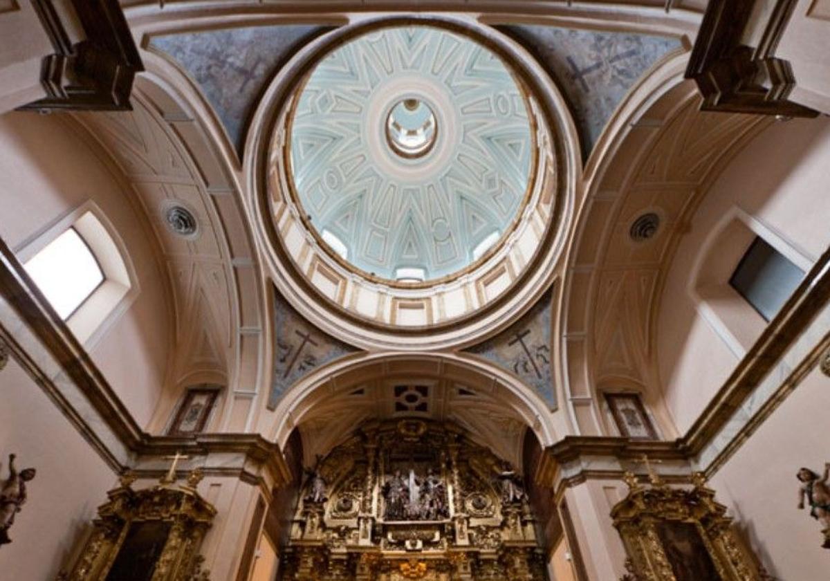 Interior de la cúpula y del cupulín que la remataba visto desde el altar mayor de la iglesia de la Vera Cruz.