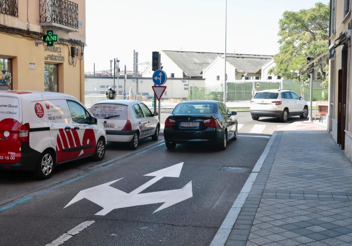 Nueva marca vial con los sentidos de salida (para vados) de la calle Ferrocarril a Estación, que se cortará este miércoles al tráfico.