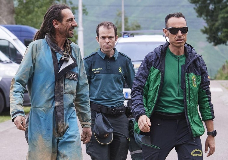 Alfonso Urrutia, a la izquierda de la foto, junto a dos de los miembros del equipo de rescate.