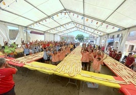 Grijota preparó el bocadillo de panceta más grande del mundo en las fiestas del año pasado.