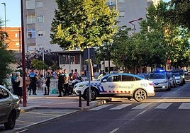 Despliegue de la Policía Municipal este lunes en la plaza Lola Herrera.