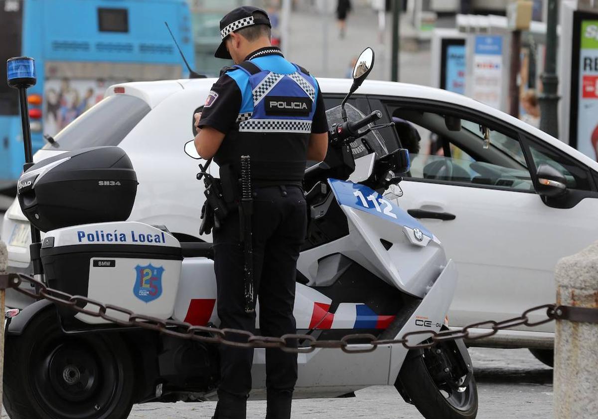 Un agente de Policía Local durante una jornada de servicio.