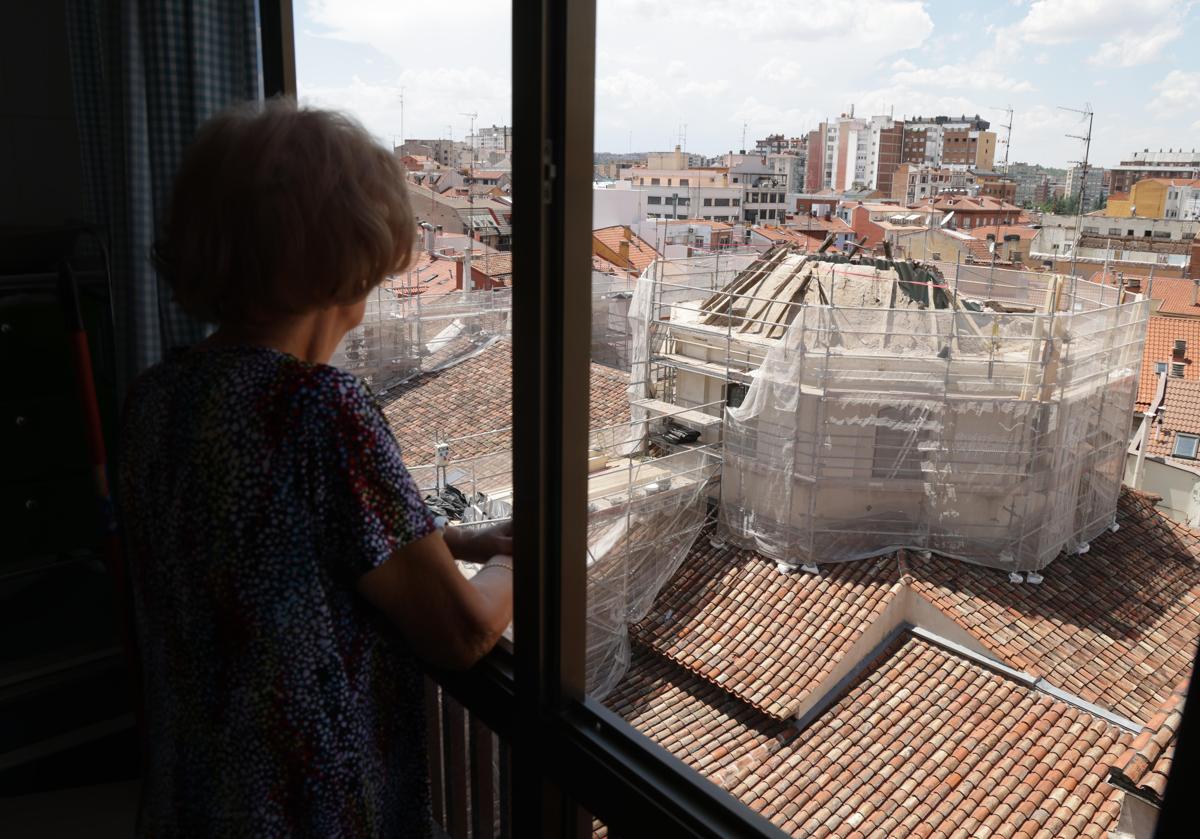 Una vecina observa la cúpula derrumbada de la iglesia de la Vera Cruz.