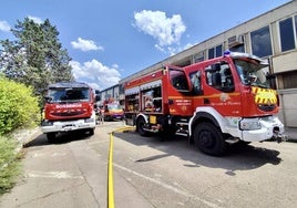 Dotaciones de bomberos en la fábrica de galletas de Siro en Venta de Baños.