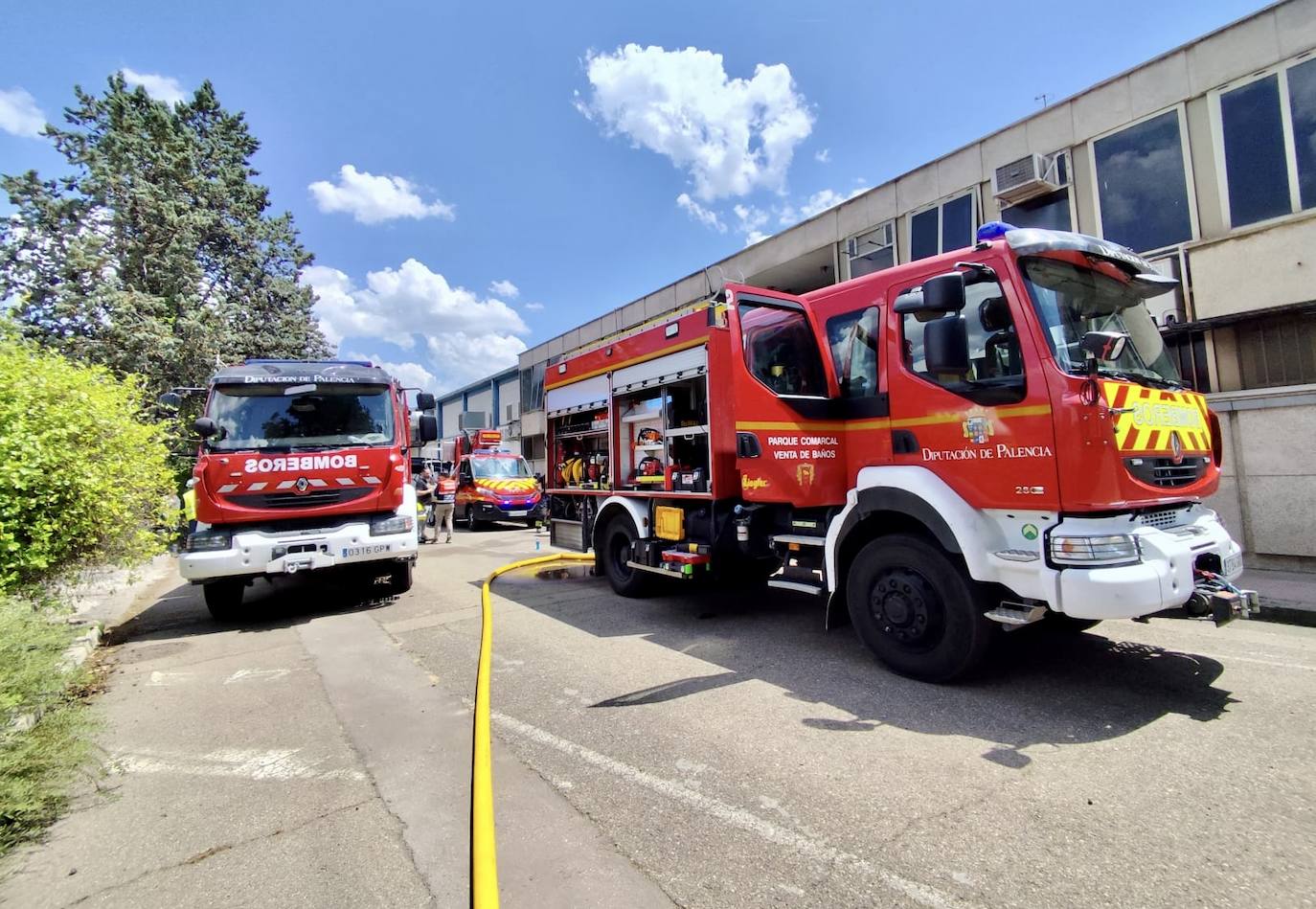 Dotaciones de bomberos en la fábrica de galletas de Siro en Venta de Baños.