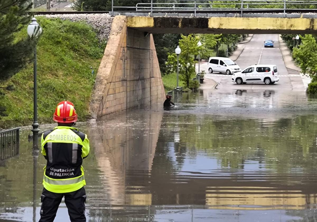 Los bomberos trabajan en el paso subterráneo que conduce a Las Rozas y Explosivos.