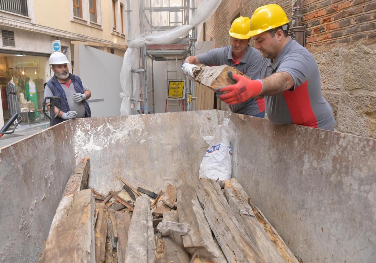 Tres operarios realizan labores de desescombro.