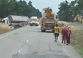 Camión volcado en la carretera entre Nava de la Asunción y Navas de Oro.