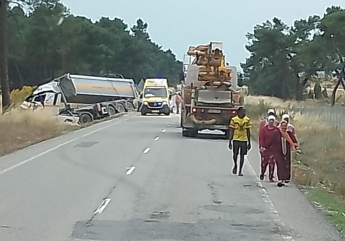 Camión volcado en la carretera entre Nava de la Asunción y Navas de Oro.