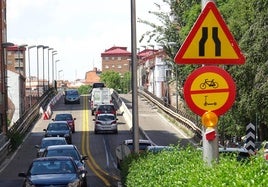 La señal que prohíbe el paso de bicicletas y patinetes por el viaducto de Arco de Ladrillo.