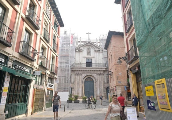 Calle Platerías, con la iglesia de la Vera Cruz, este miércoles.