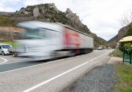 Camión circulando por carretera, en imagen de archivo.