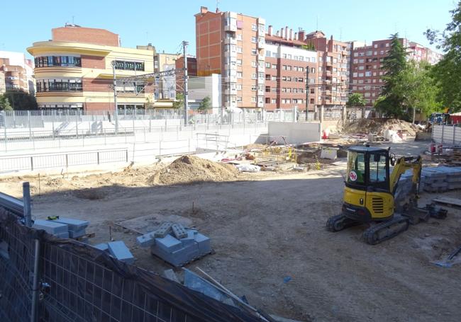 Obras de urbanización, menos avanzadas, del lado del paso que da a la calle Guipúzcoa.