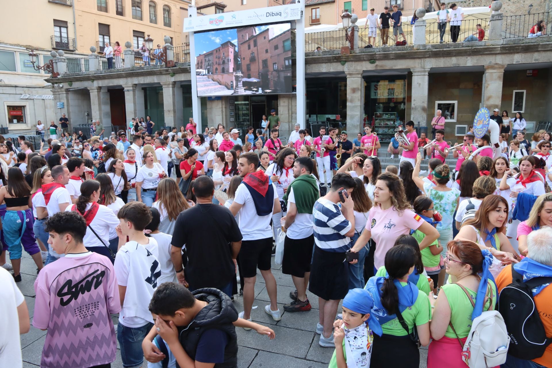 Fotografías de la concentración de peñas y charangas en Segovia