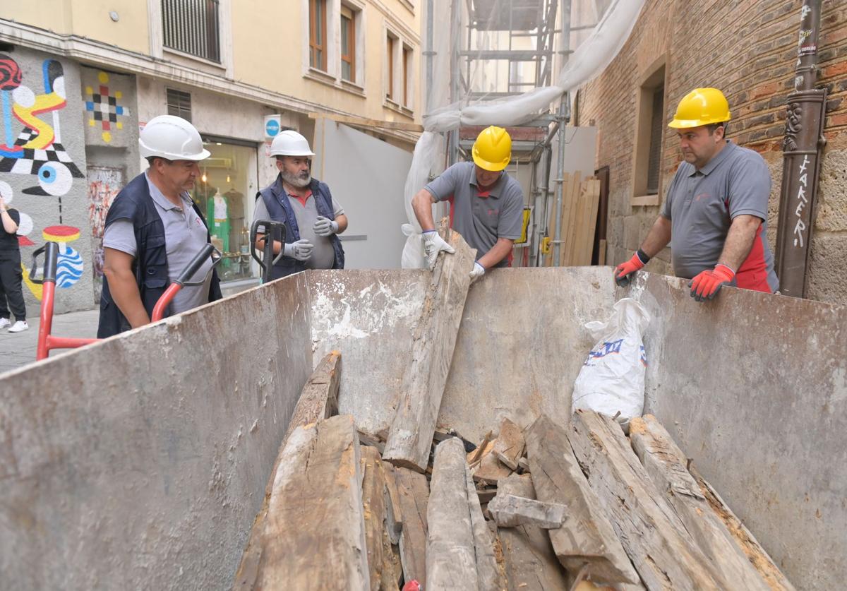 Operarios realizan labores de desescombro tras el hundimiento de la cúpula de la iglesia de la Vera Cruz, este miércoles por la mañana.