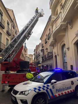 Bomberos de Segovia acuden con la escalera telescópica para asegurar el estado de la fachada