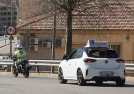 Un alumno se somete a un examen práctico para sacarse el permiso de conducción de motocicleta.