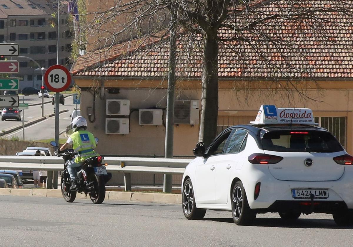 Un alumno se somete a un examen práctico para sacarse el permiso de conducción de motocicleta.