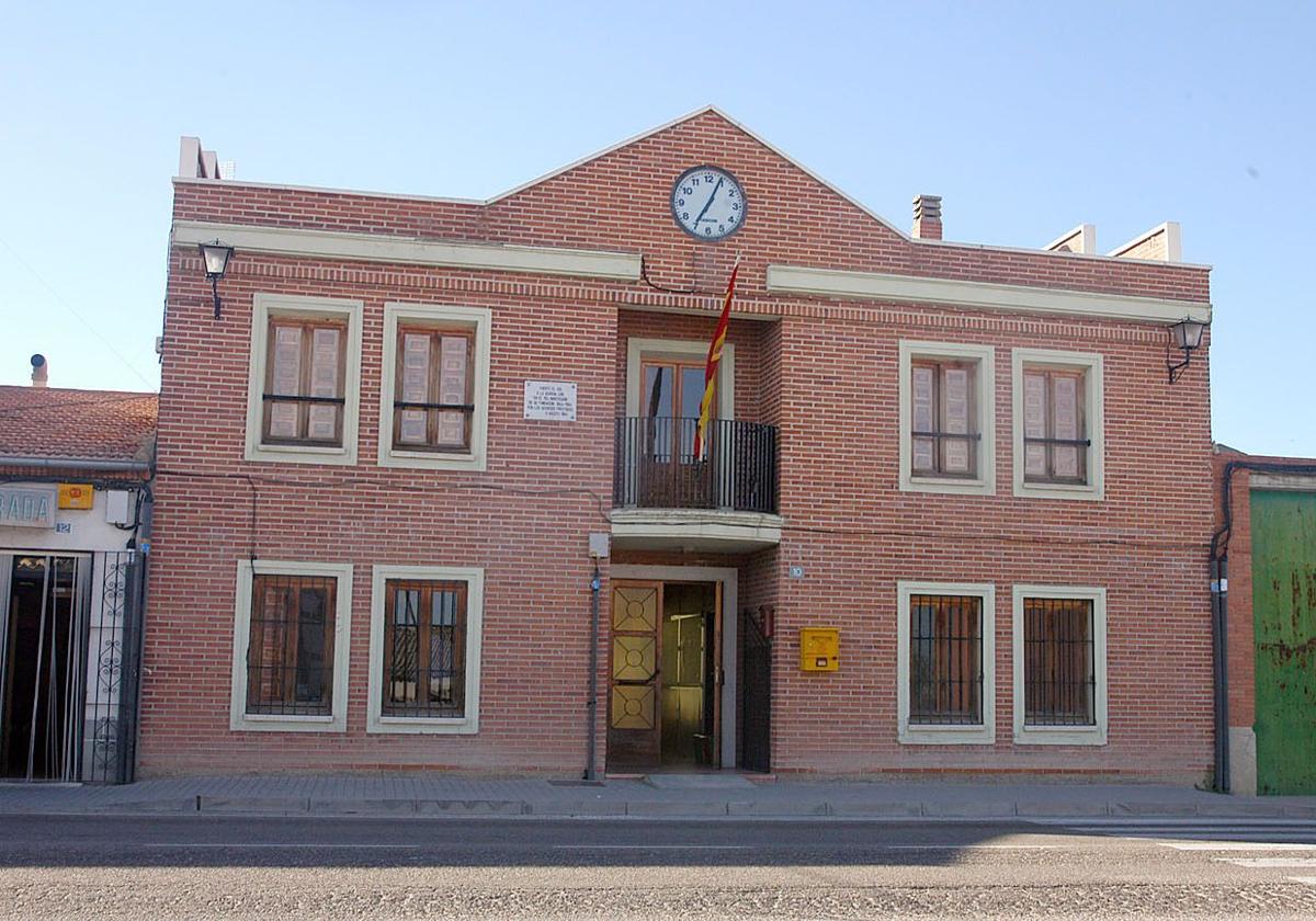 Fachada del Ayuntamiento de Fuente el Sol, en una imagen de archivo.