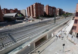 Los operarios rematan las aceras y la calzada en torno al nuevo paso bajo las vías del lado de la calle Padre Claret.