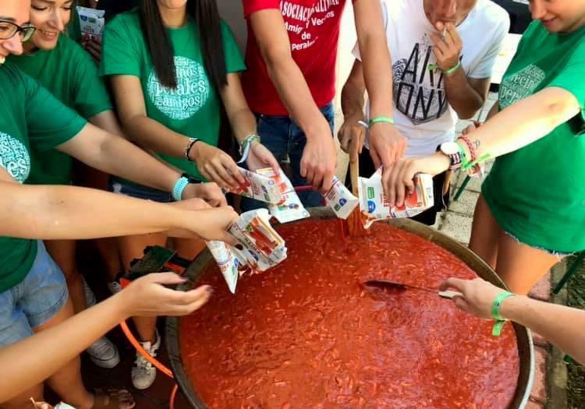 Las comidas de hermandad son fundamentales en Perales.