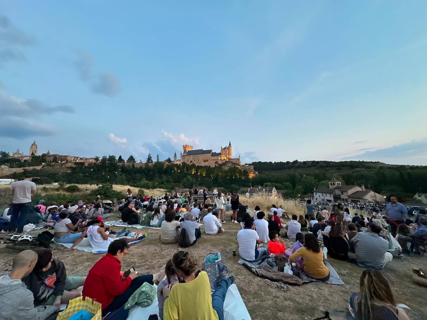 Fotografías del ambiente en Segovia antes del espectáculo de drones