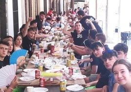 Peñistas participantes en la comida.