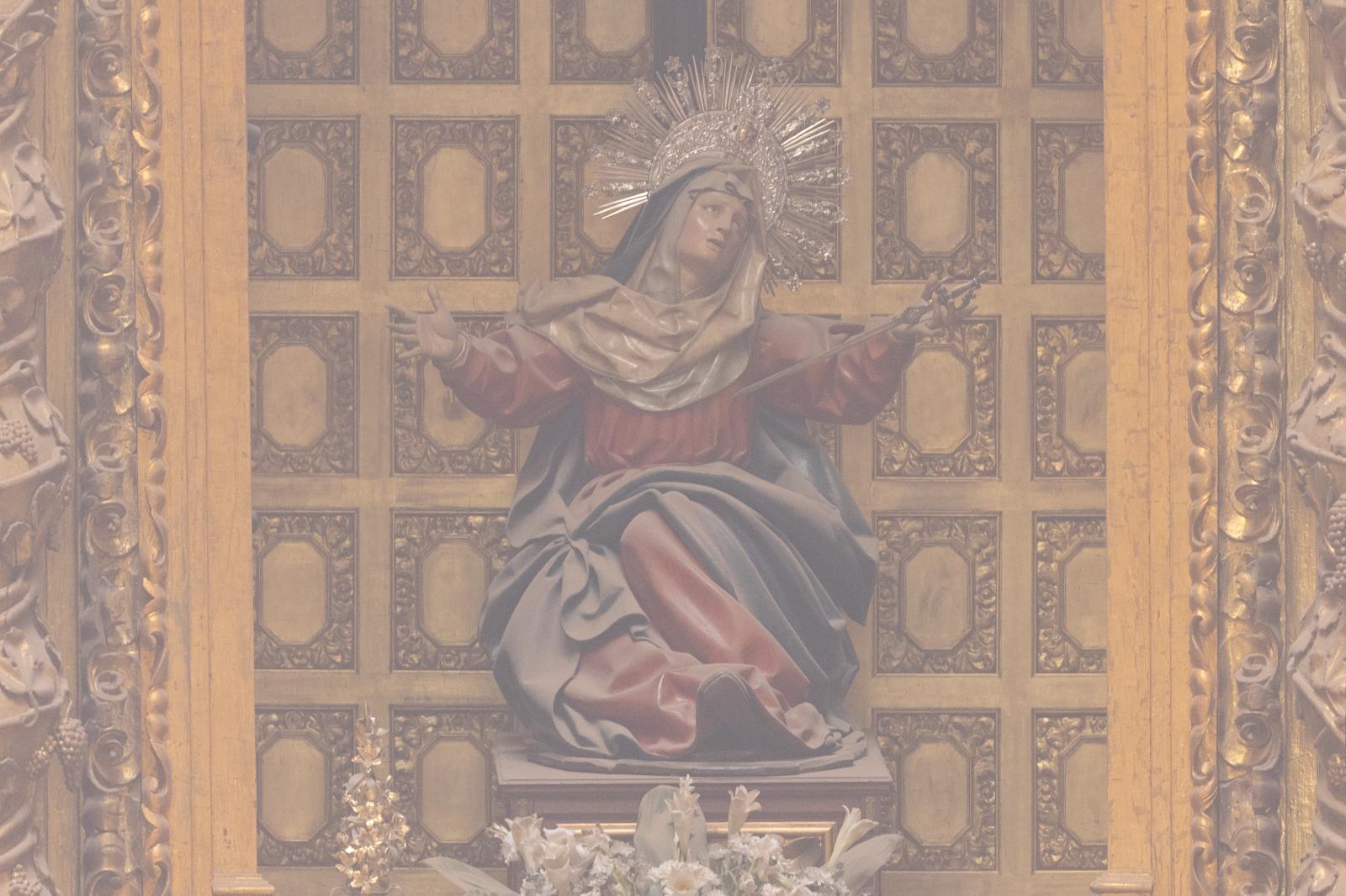 La Virgen de la Vera Cruz, cubierta de polvo.