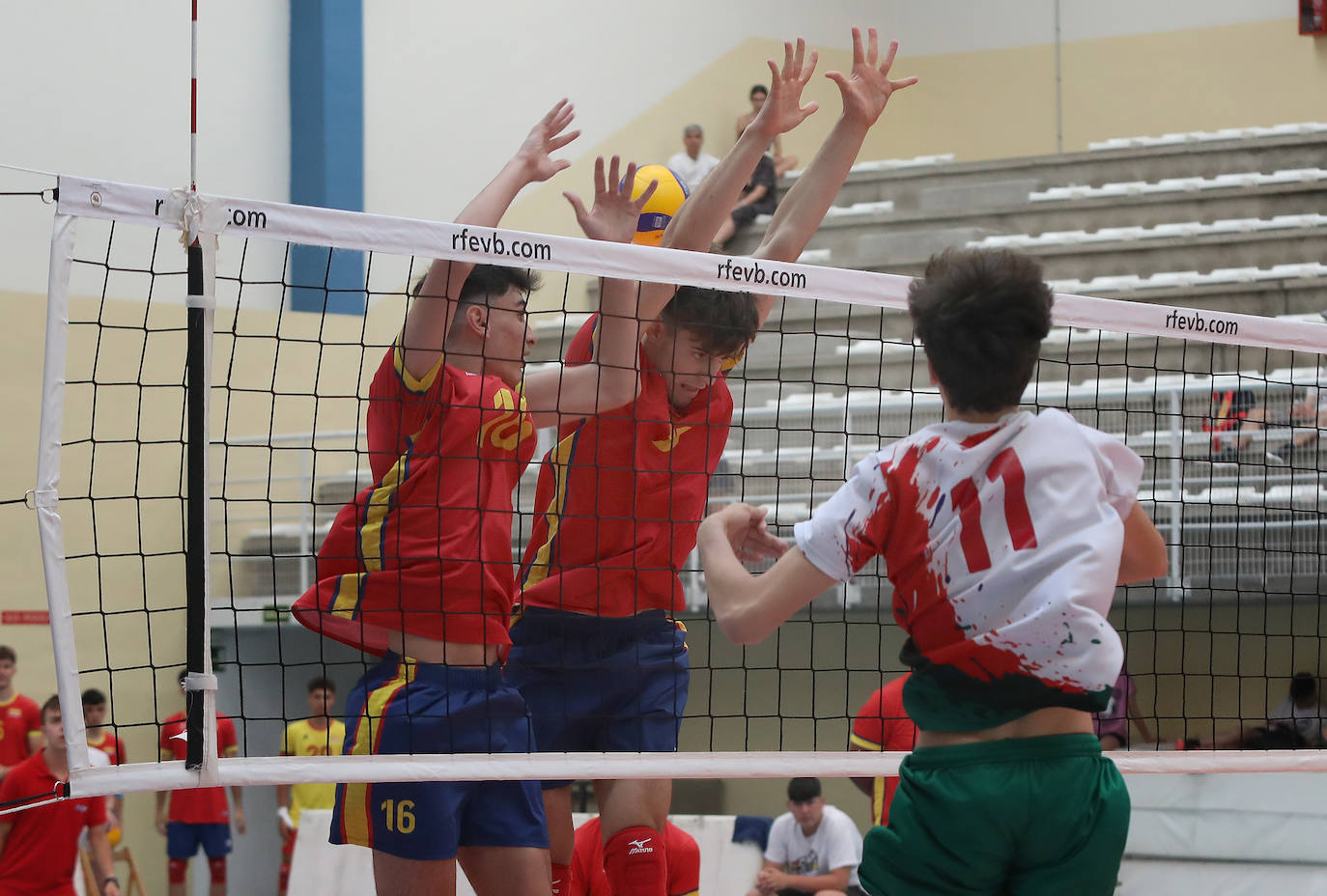 La selección española de voleibol se impone a Portugal en Palencia