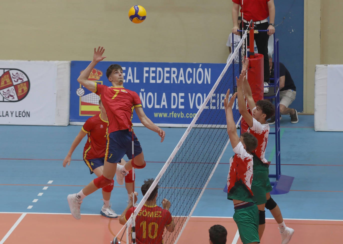 La selección española de voleibol se impone a Portugal en Palencia