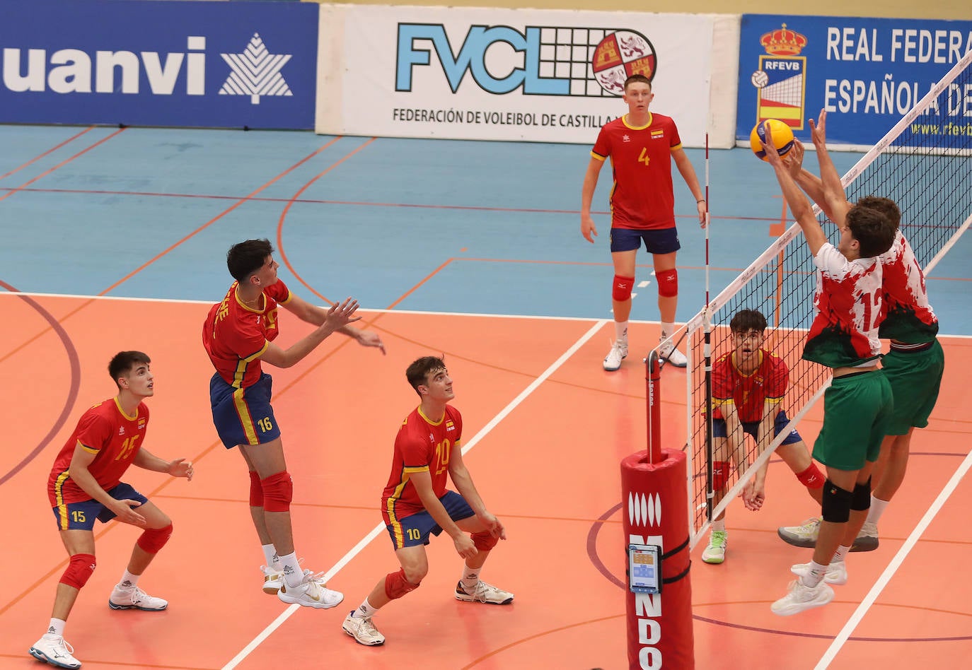 La selección española de voleibol se impone a Portugal en Palencia