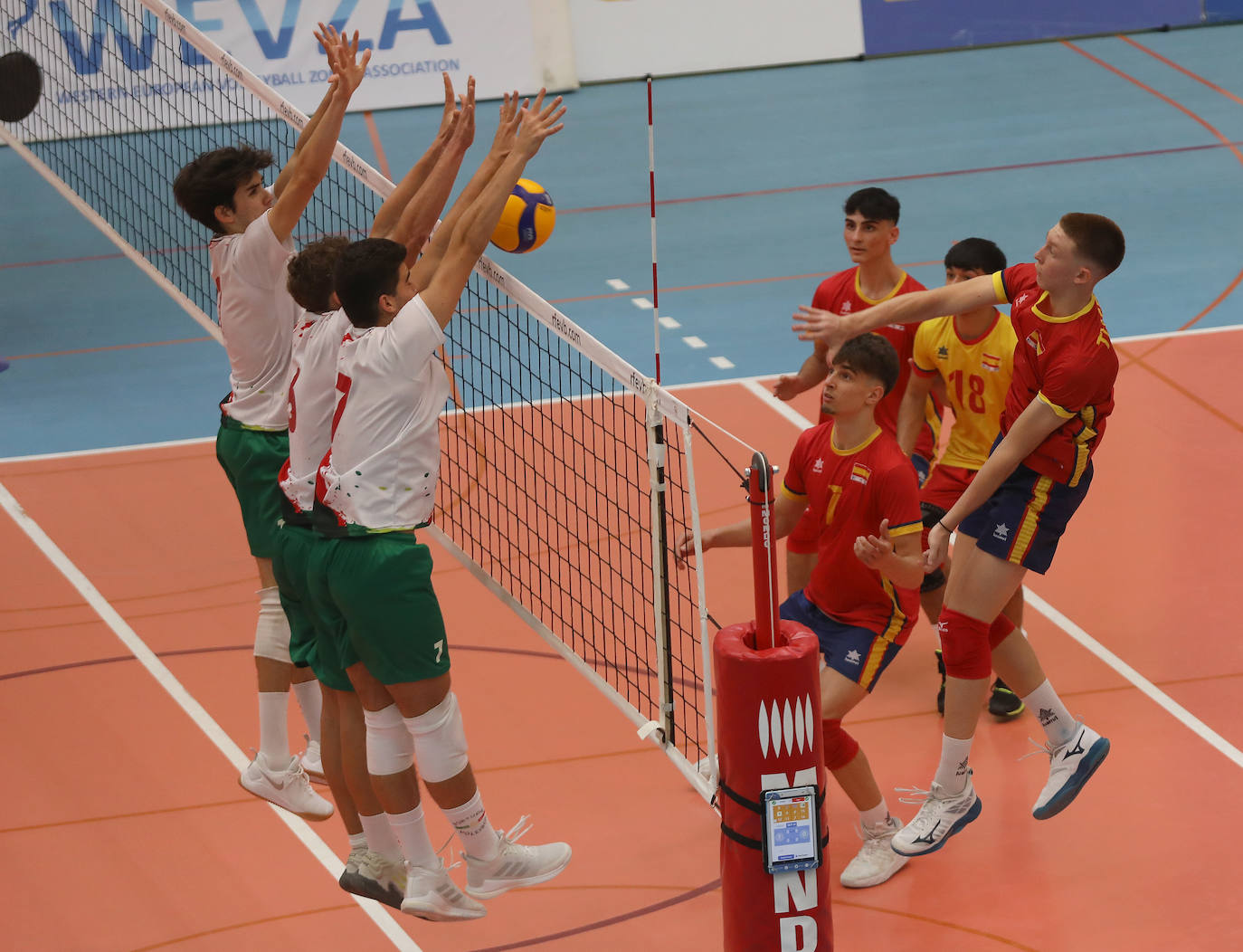 La selección española de voleibol se impone a Portugal en Palencia