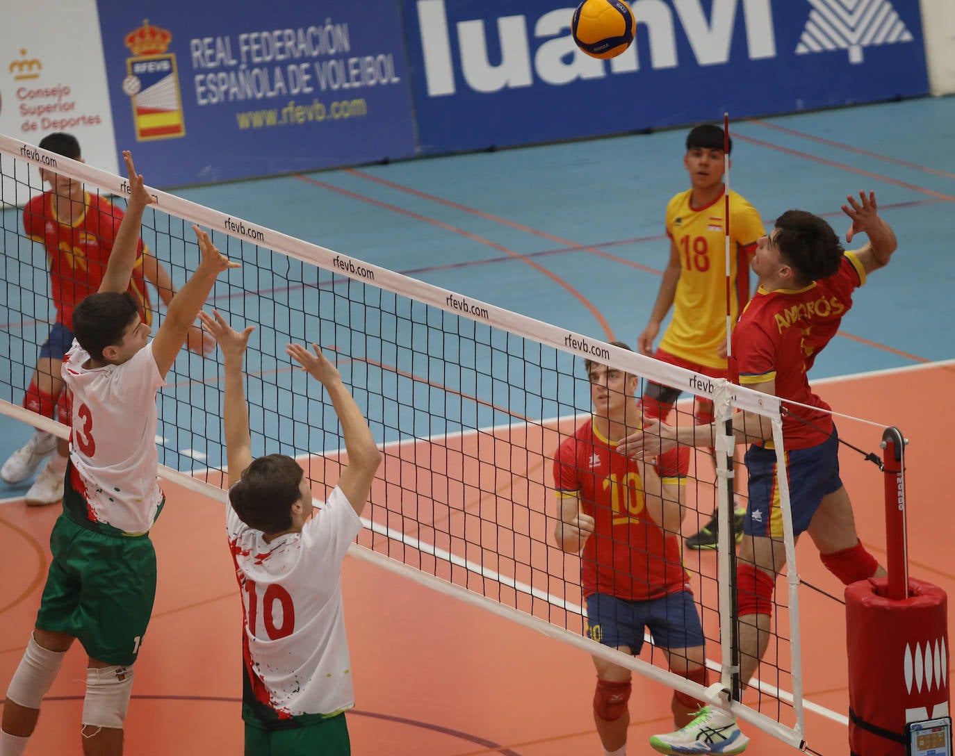 La selección española de voleibol se impone a Portugal en Palencia