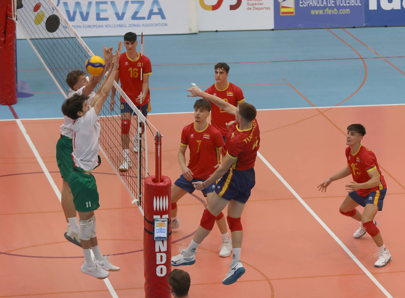 La selección española de voleibol se impone a Portugal en Palencia