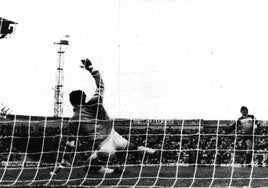 Fenoy transforma un penalti durante la eliminatoria frente al Sevilla.