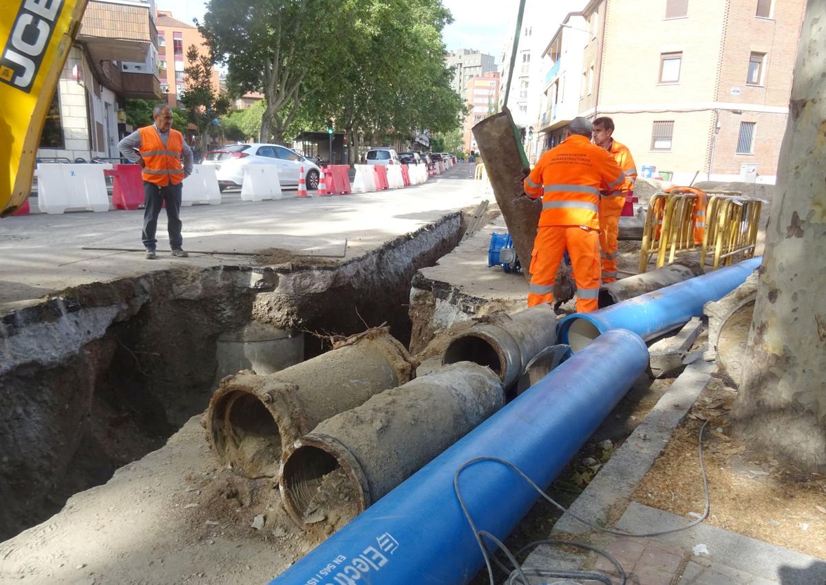 Imagen secundaria 1 - Arriba, detalle de la tubería, ya colocada, que salva los restos del muro del convento. Debajo, a la izquierda, los operarios durante las obras. A la derecha, el muro antes de ser tapado.