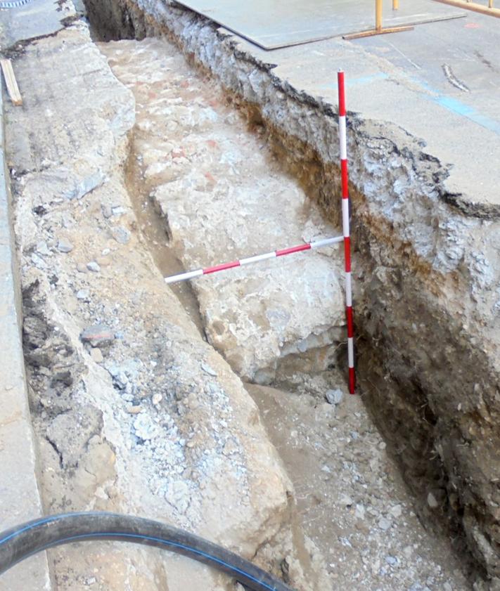 Imagen secundaria 2 - Arriba, detalle de la tubería, ya colocada, que salva los restos del muro del convento. Debajo, a la izquierda, los operarios durante las obras. A la derecha, el muro antes de ser tapado.