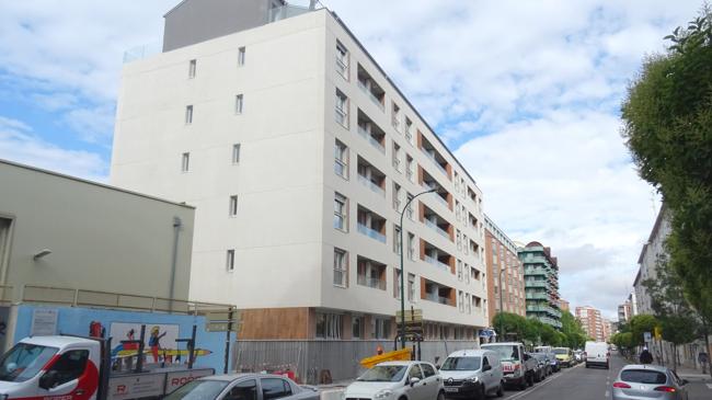 Imagen después - La antigua residencia de Las Oblatas (demolida en 2022) y el nuevo edificio residencial construido en el solar de la Rondilla de Santa Teresa (2024).