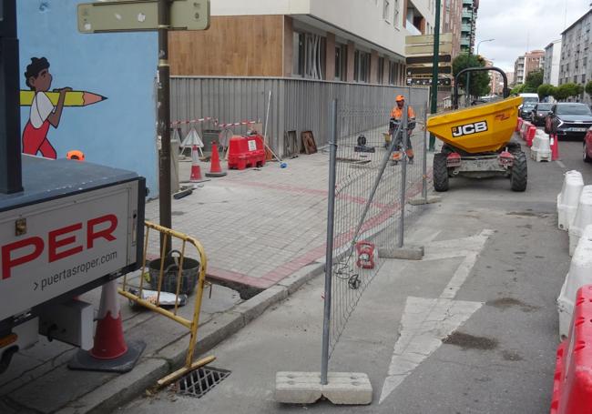 La acera, ya tapada, bajo la que reposa la línea de la segunda cerca de Valladolid localizada en la Rondilla de Santa Teresa.