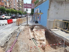 Tramo de la segunda cerca de Valladolid descubierto sobre la acera de la Rondilla de Santa Teresa, a la altura del edificio en obras del número 1.