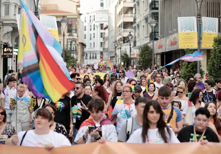 La calle Santiago de Valladolid, inundada por los colores arcoiris de la manifestación del Orgullo LGTBI+