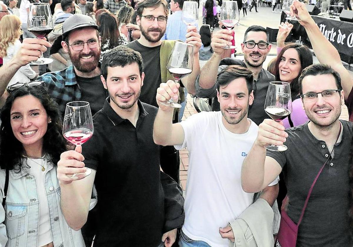 Compañía y buen vino conectarán mañana en Palencia Plaza Mayor del Vino.