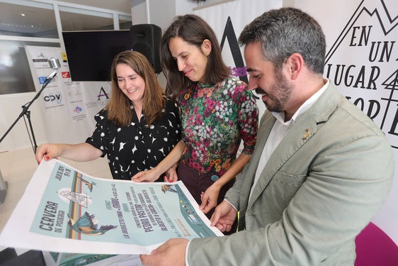 Marta Martínez, Alba Castrillo y Jorge Ibáñez observan el cartel del festival en el Ateneo de Palencia.