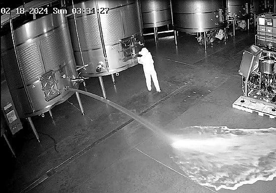 Momento del sabotaje en la bodega Cepa 21, el pasado mes de febrero, captado por las cámaras de seguridad.