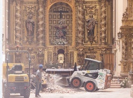 Trabajos de desescombro en la iglesia de la Vera Cruz, este jueves por la mañana.