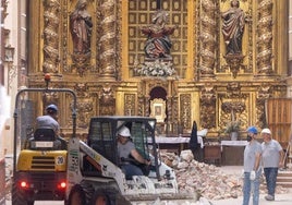 Las máquinas retiran los escombros tras el desplome de la cúpula en la iglesia de la Vera Cruz.