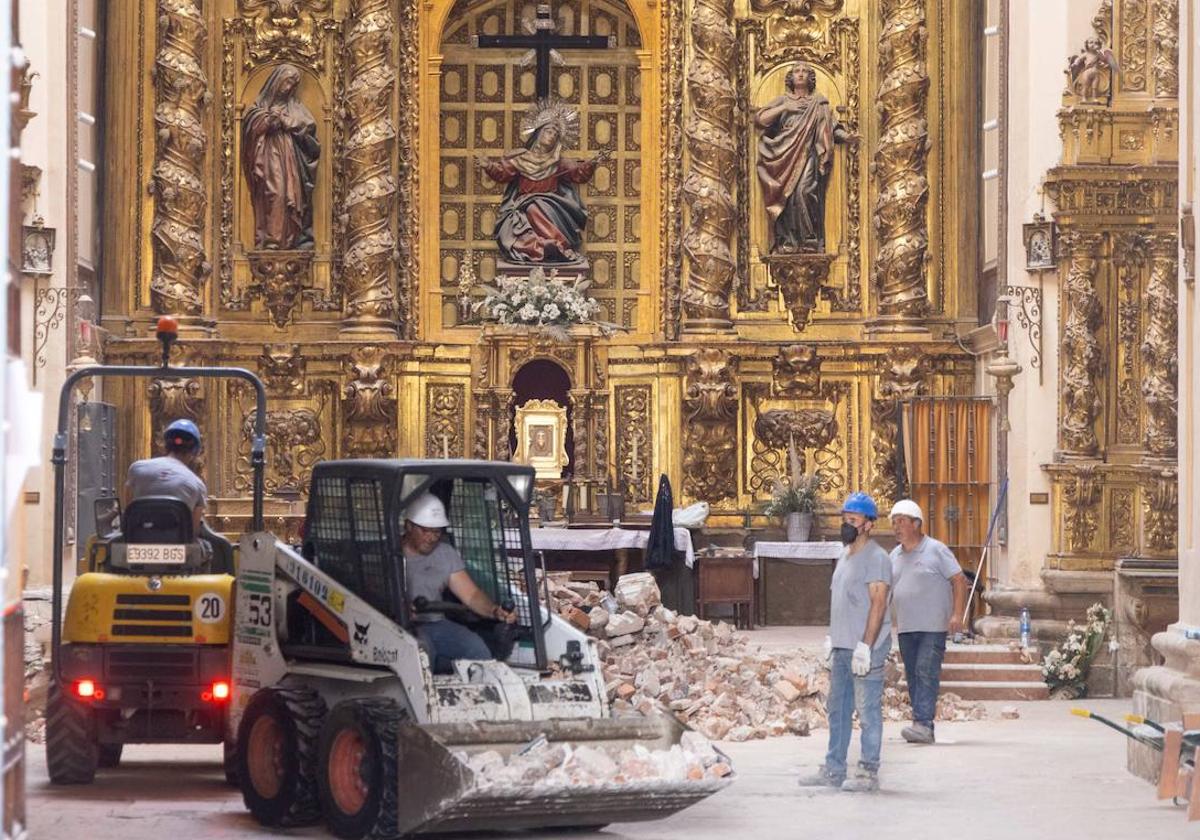 Las máquinas retiran los escombros tras el desplome de la cúpula en la iglesia de la Vera Cruz.